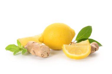 Beyaz arka planda limonata hazırlamak için gerekli malzemeler