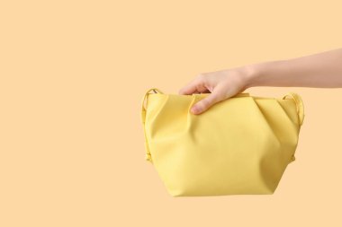 Renkli sarı çantalı bir kadın el.