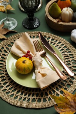 Sonbahar masası, yeşil masa üzerinde kabak ve kuru yapraklarla servis edilir.