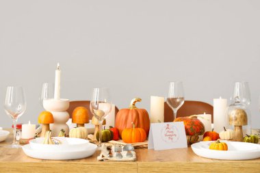 Şükran Günü için balkabakları, tebrik kartları ve mumlarla şenlik masası.