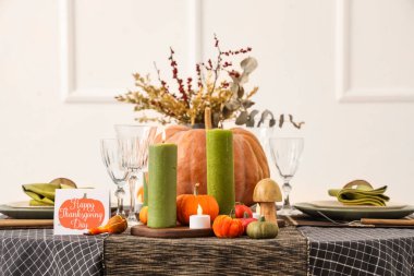 Şükran Günü için balkabakları, tebrik kartları ve yanan mumlarla şenlik masası.