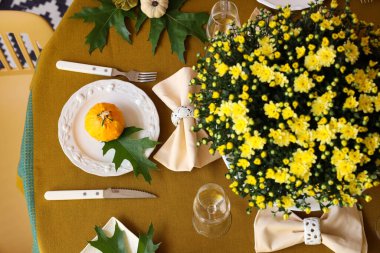 Çiçekler ve balkabaklarıyla sonbahar masası