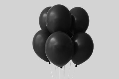 Gri arka planda siyah hava balonları. Kara Cuma konsepti