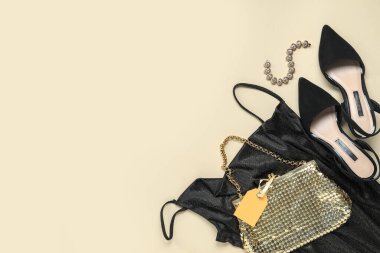 Renkli arka planda şık kadın kıyafetleri, aksesuarları ve ayakkabıları olan kompozisyon. Kara Cuma indirimi