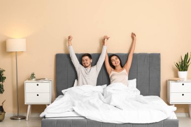 Genç çift yatak yukarı uyanma