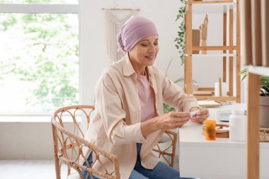 Kemoterapi sonrası kemoterapi gören olgun bir kadın.