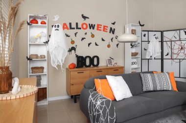 Cadılar Bayramı için hayaletler ve balkabaklarıyla dekore edilmiş güzel bir oturma odası.