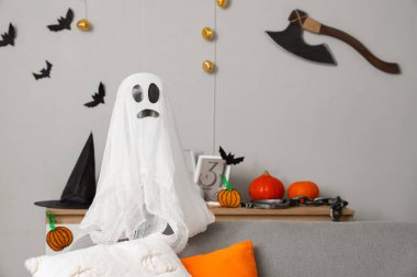 Cadılar Bayramı için dekore edilmiş oturma odasındaki kanepede bir hayalet.