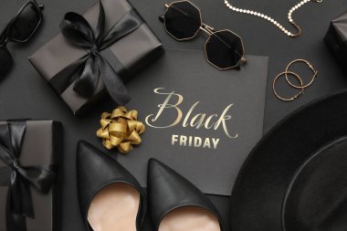 Siyah Cuma yazılı kart, şık ayakkabılar, aksesuarlar ve koyu arkaplanda hediyeler, yakın plan