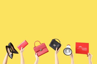 Sarı arka planda kart, megafon ve aksesuarlı kadın elleri. Kara Cuma İndirimi