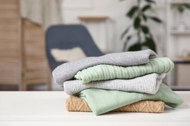 Masada şık kış kazakları yığını var.