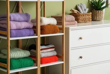 Çekmeceleri ve kışlık kıyafetleri olan modern soyunma odasının içinde.