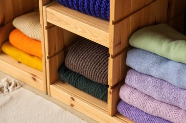 Modern odada şık kazaklı raflar, yakın plan.