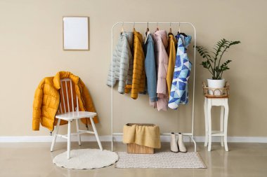 Soyunma odasının iç kısmında kalın ceketler ve sandalyelerle dizilin.