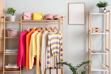 Giysi askısı ve raf ünitesi olan soyunma odasının içinde.