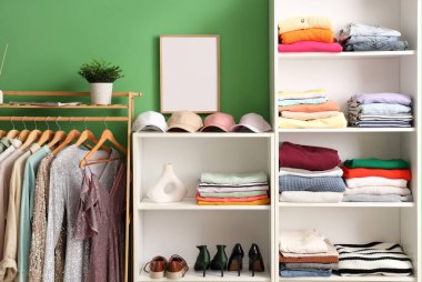 Elbise askısı ve rafları olan dolabın içinde.