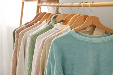 Odada şık giysiler ile Raf, closeup