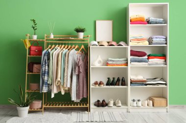 Elbise askısı ve rafları olan dolabın içinde.