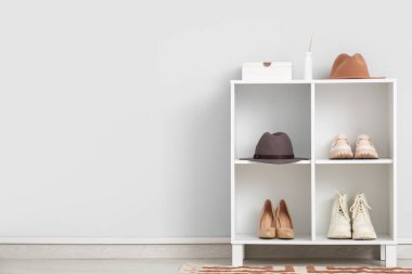 Ayakkabı ve keçeli şapkalarla ayakta dur.