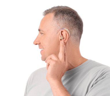 Beyaz arka planda işitme cihazı olan olgun bir adam, yakın plan.