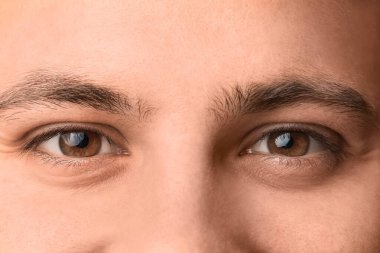 Fındık gözlü genç adam, yakın plan.