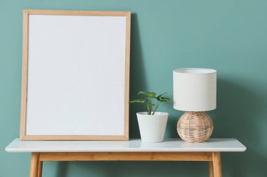 Yeşil duvarın yanındaki boş çerçeveli lamba.