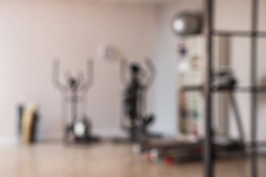 Raf ünitesi ve spor malzemeleriyle spor salonunun bulanık görüntüsü