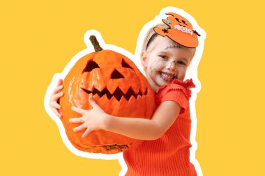 Cadılar Bayramı için giyinmiş küçük kız, sarı arka planda balkabağı.