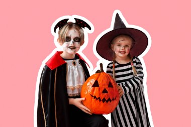 Cadılar Bayramı için giyinmiş küçük çocuklar pembe arka planda balkabağıyla