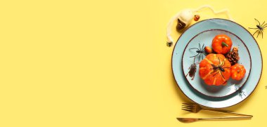 Sarı arkaplanda balkabakları ile Cadılar Bayramı masa ayarları metin için boşluk