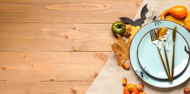 İskelet ve sonbahar dekorlu cadılar bayramı sofrası.