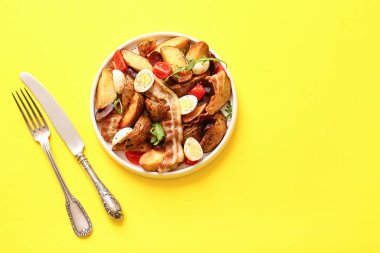 Yumurtalı, domatesli ve domuz pastırmalı lezzetli patates salatası.