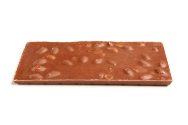 Beyaz arka planda fındıklı tatlı çikolata