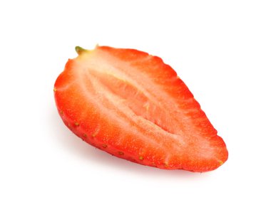 Beyaz arka planda taze çilek dilimi