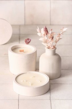 Beyaz karo zemin üzerinde mumları ve sazlığı olan tutucular