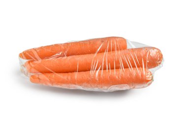 Beyaz arkaplana sarılı taze havuç