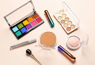 Güzel göz falı paletleri ve beyaz arka planda farklı dekoratif kozmetikler.