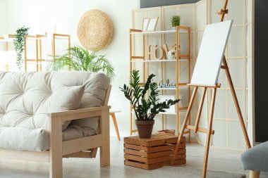 Gri kanepeli şık bir oturma odası.