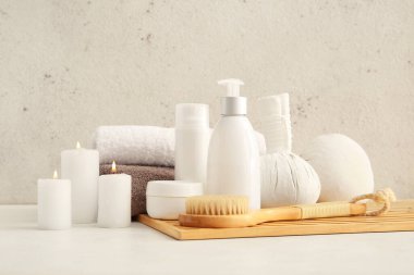 Beyaz arka planda spa malzemeleri seti