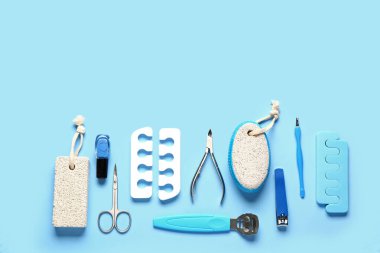Mavi arka planda tırnak cilası olan pedikür için profesyonel araç seti