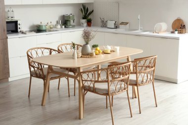 Modern mutfakta kurutulmuş lavanta, limon ve çay setiyle ahşap masa.