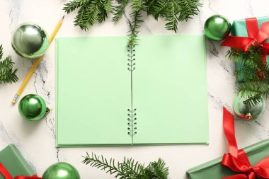 Beyaz grunge arka planında boş defter ve Noel dekoru