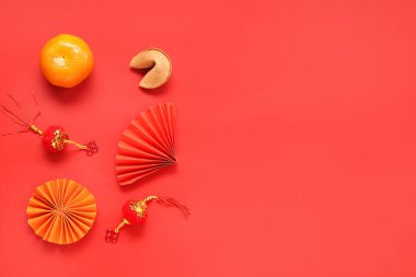 Kırmızı arka planda Çince ve Çince sembollü şans kurabiyesi. Yeni yıl kutlaması