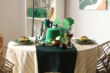 Yemek odasında Aziz Patrick Günü kutlamaları için cüce şapkası ve süslemeleriyle servis edilen şenlik masası.