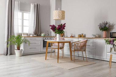 Mutfakta güzel çiçekli vazolar.