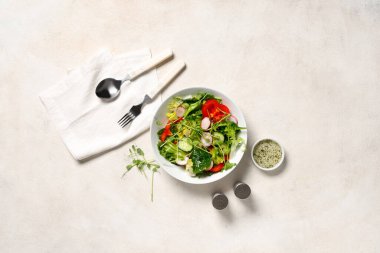 Beyaz arka planda turp ve dolmalık biberli taze sebze salatası.