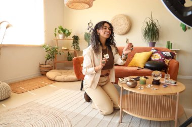 Evde runik yazılar kaydeden genç bir Afro-Amerikalı cadı.