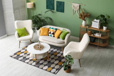 Beyaz kanepesi, koltuğu ve kahve masası olan şık bir oturma odası.