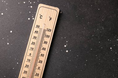 Koyu arkaplanda hava durumu termometresi