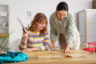 Atölyedeki masa üzerinde çalışan kadın terziler.